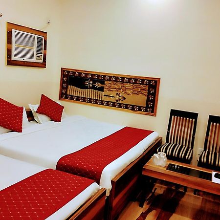 Bhagyashree Guest House 2 Km To Vishwanath Temple, Ganga Ghat Parking Available Варанаси Экстерьер фото