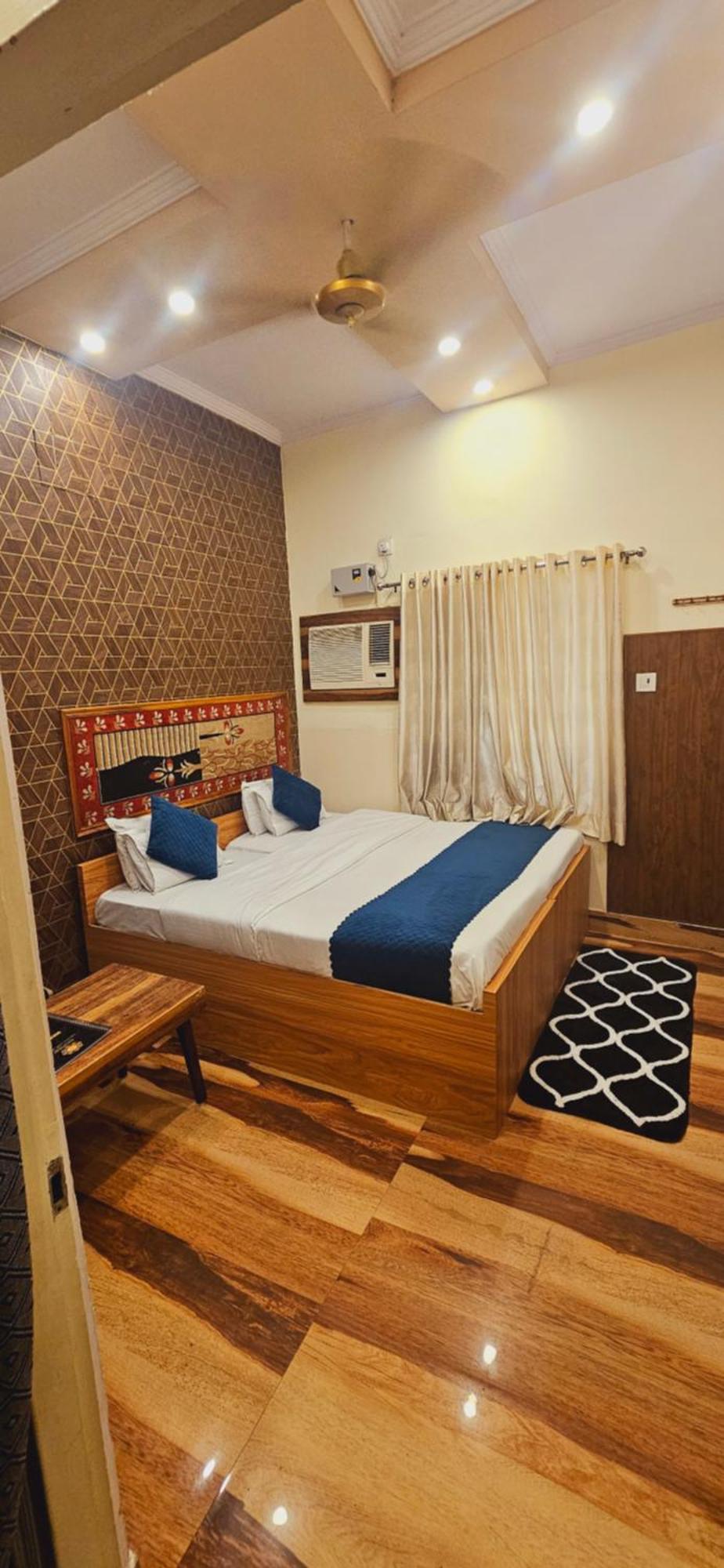 Bhagyashree Guest House 2 Km To Vishwanath Temple, Ganga Ghat Parking Available Варанаси Экстерьер фото