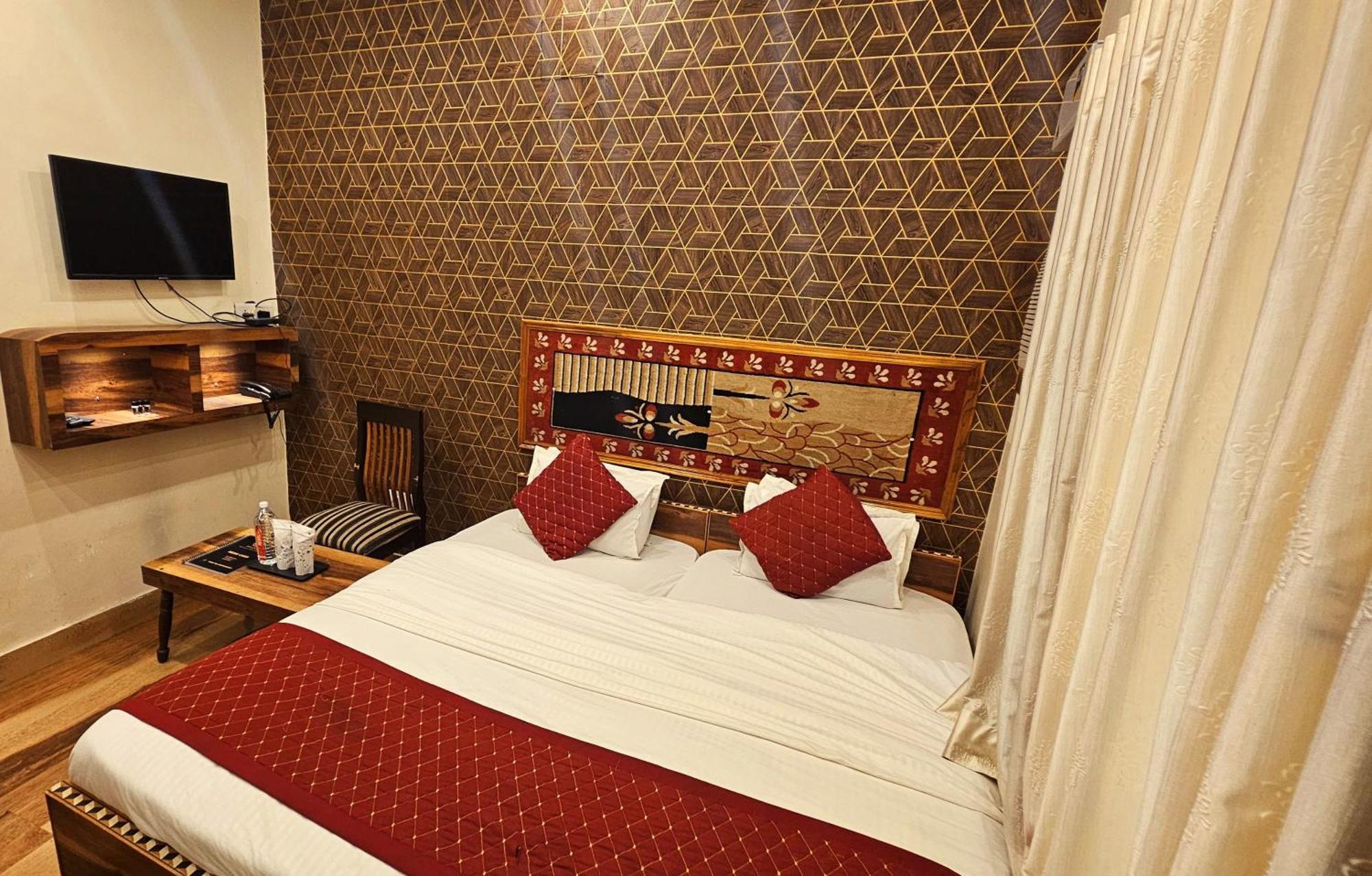 Bhagyashree Guest House 2 Km To Vishwanath Temple, Ganga Ghat Parking Available Варанаси Экстерьер фото